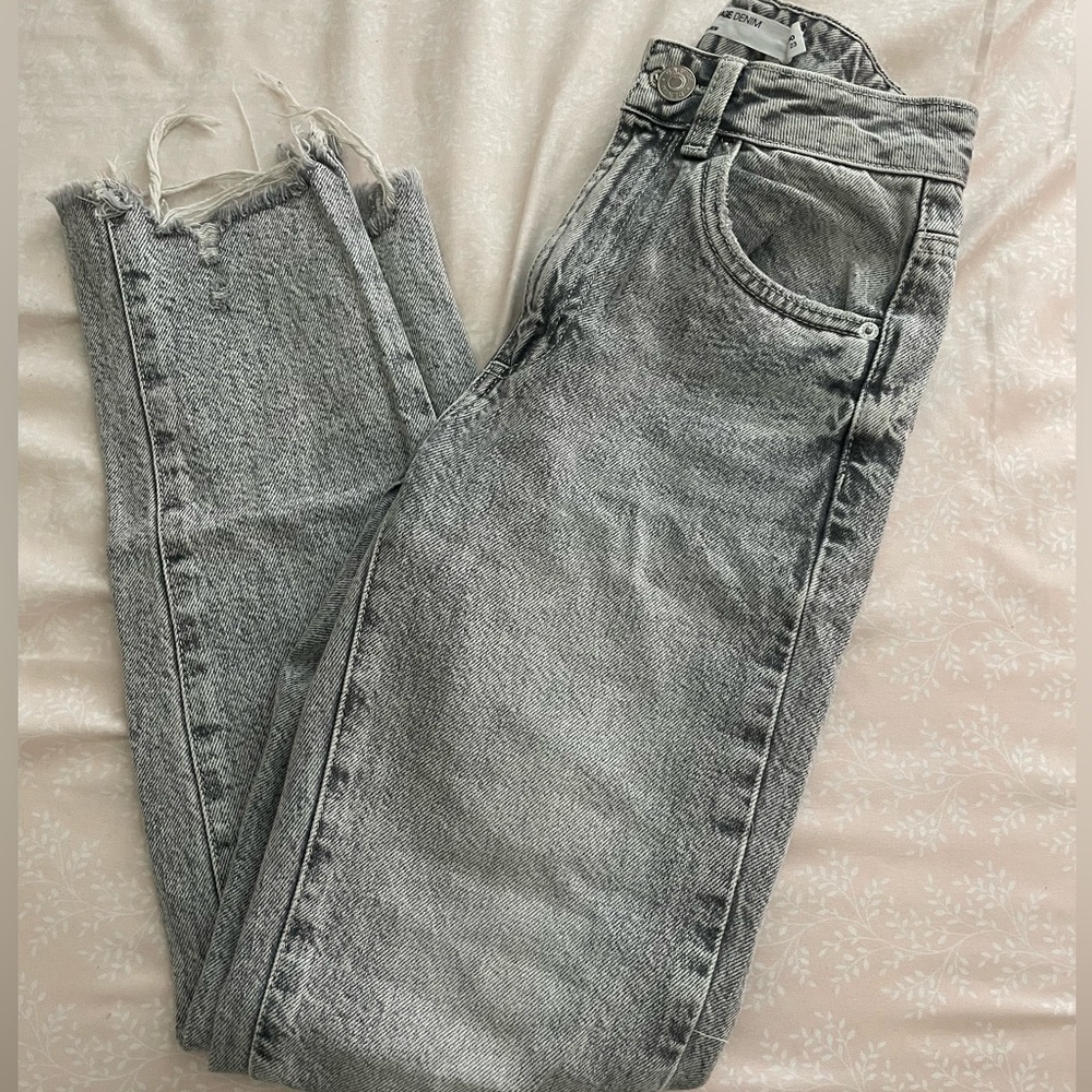 HIGH RISE MOM JEANS